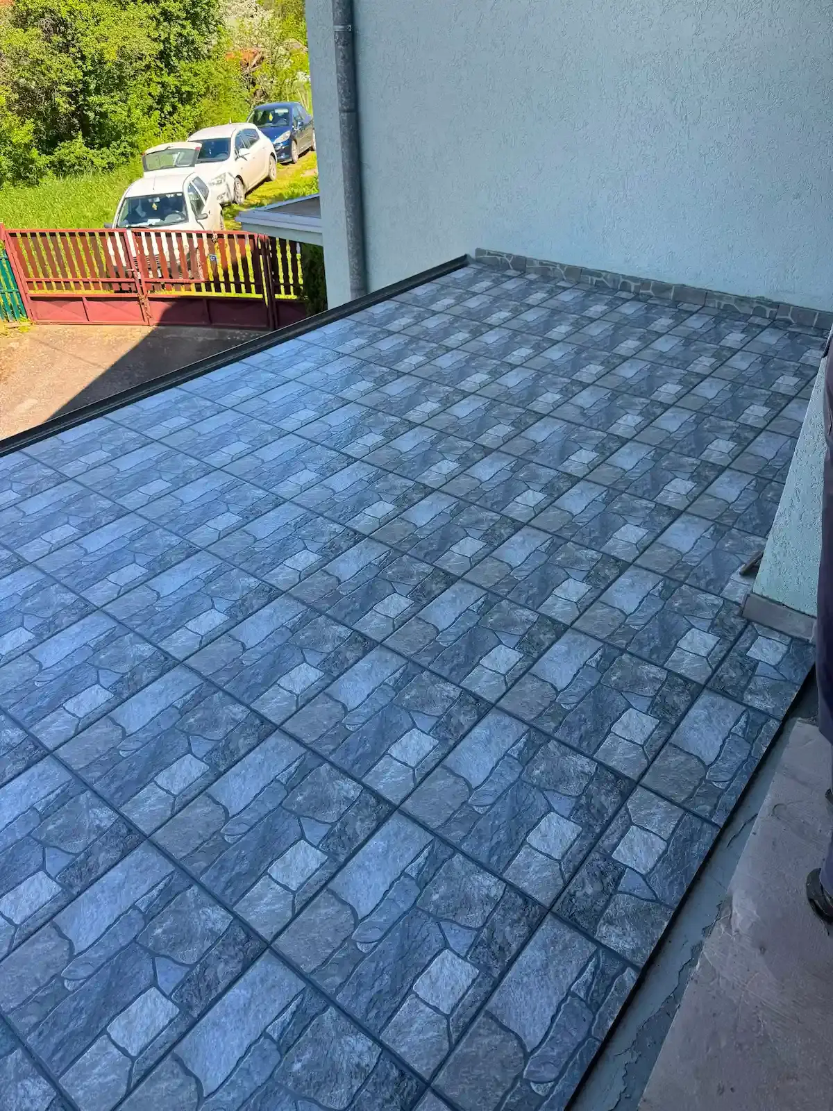 Balkon obložen keramičkim pločicama